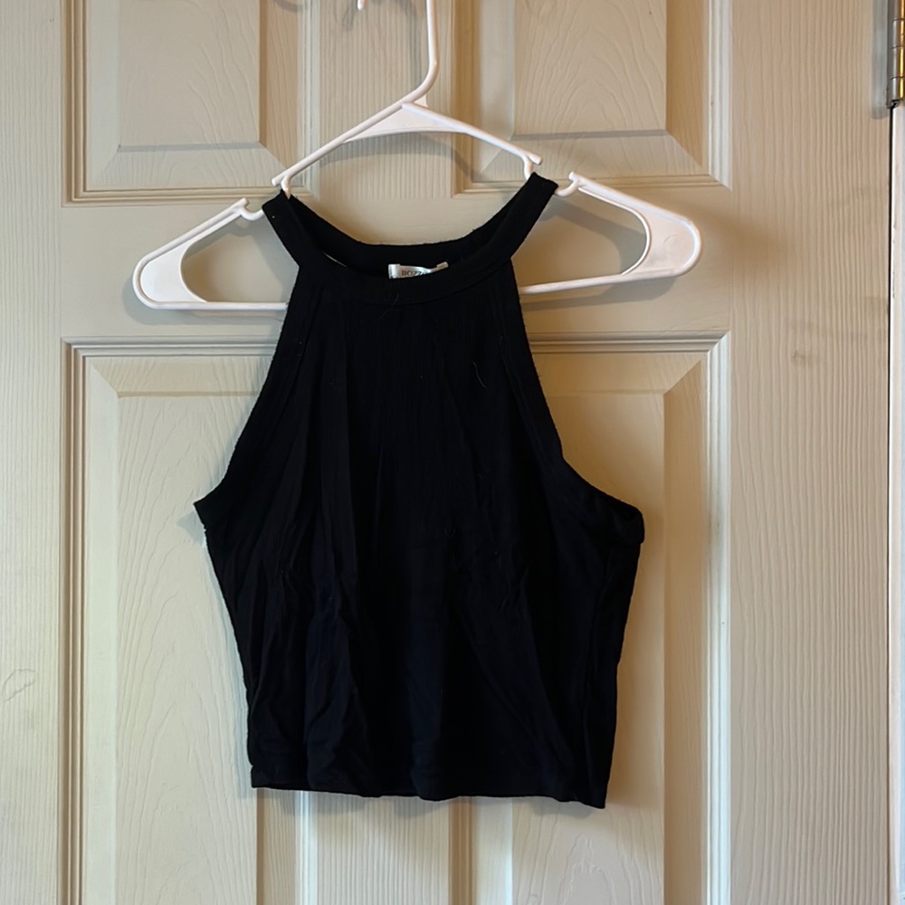 woman’s black crop tank
